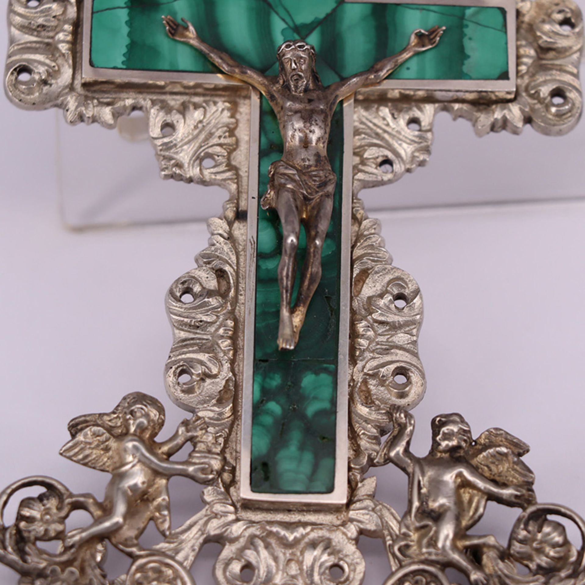 2 Kreuze als Anhänger, beide Altersspuren: Kreuz mit Malachit, figurale Appliken sowie Corpus - Image 4 of 7