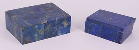 2 x Lapislazulidosen, Altersspuren: 4,5 x 13 x 9 cm und 4 x 10 x 7 cm