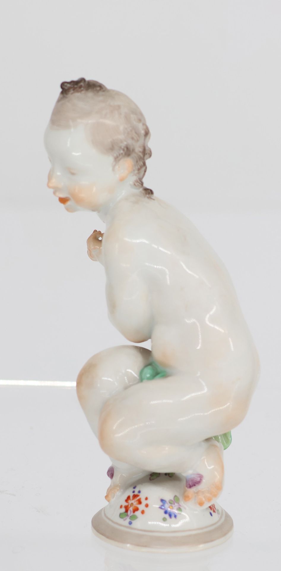 "Amor" Meissen, Paul Scheurich, Porzellan, Farbstaffage, Putto mit Bogen, auf rundem Sockel, - Bild 2 aus 3