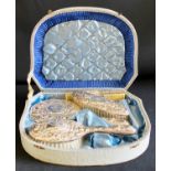 Frisierset Silber, 4-teilig: Handspiegel, Kamm, Haarbürste und Kleiderbürste,Ornamentdekor, in