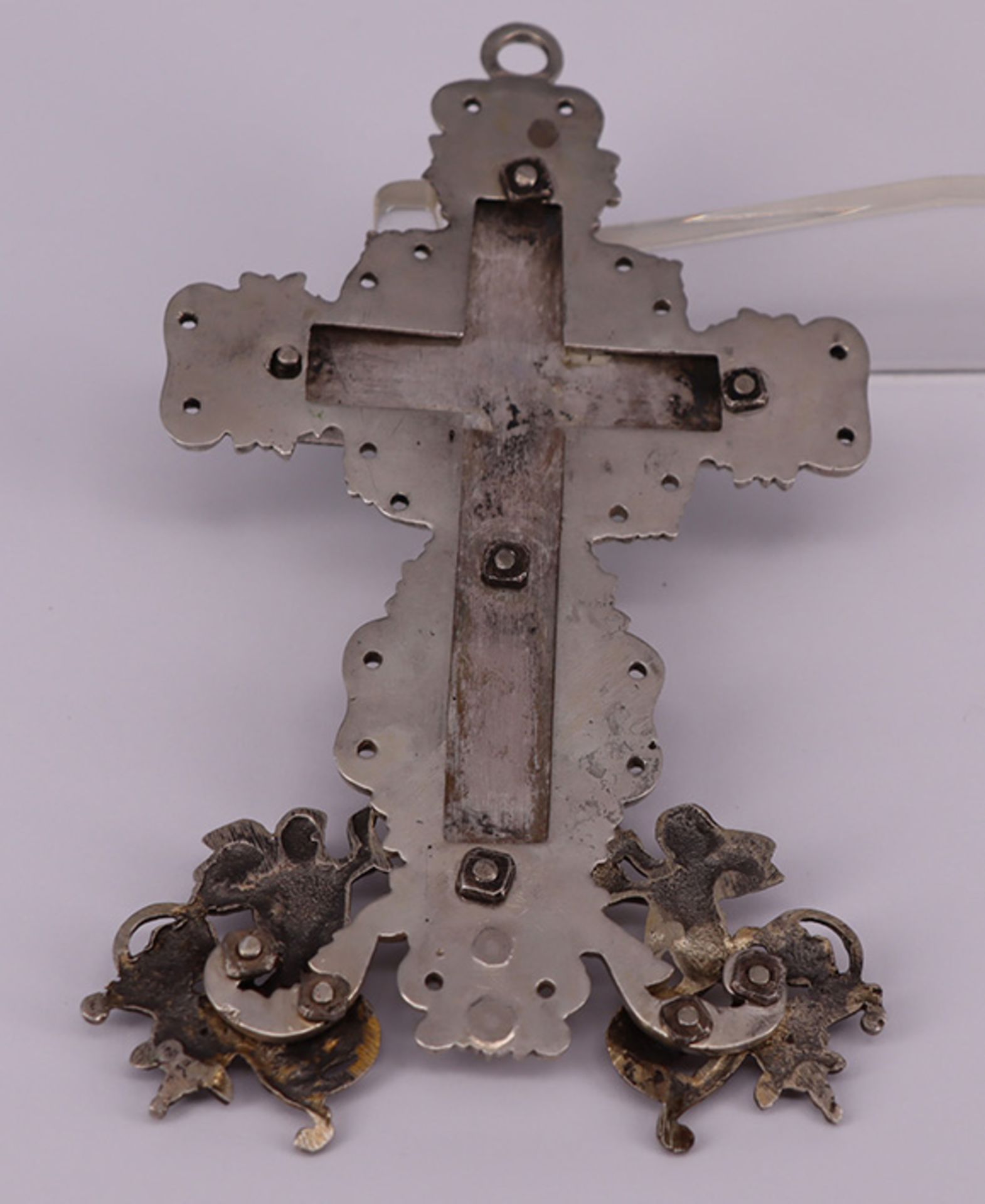 2 Kreuze als Anhänger, beide Altersspuren: Kreuz mit Malachit, figurale Appliken sowie Corpus - Image 2 of 7