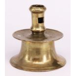Glockenfußleuchter, gotisch, 16. Jh., Bronze/ Messing, schwerer glockenförmiger Stand mit Kragen,