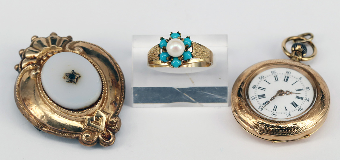 3 Schmuckstücke: Ring mit Perle und Türkisen, 333er GG, RG57, 2,7 g; Damentaschenuhr, 585er Roségold