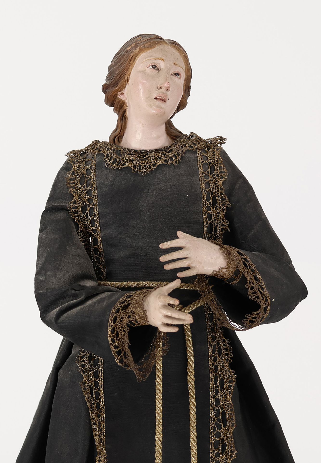 Trauernde Maria, Holzfigur mit Farbfassung, 18. Jh., Sockel und Stoffgewand 19. Jh., wohl Teil einer - Image 4 of 4