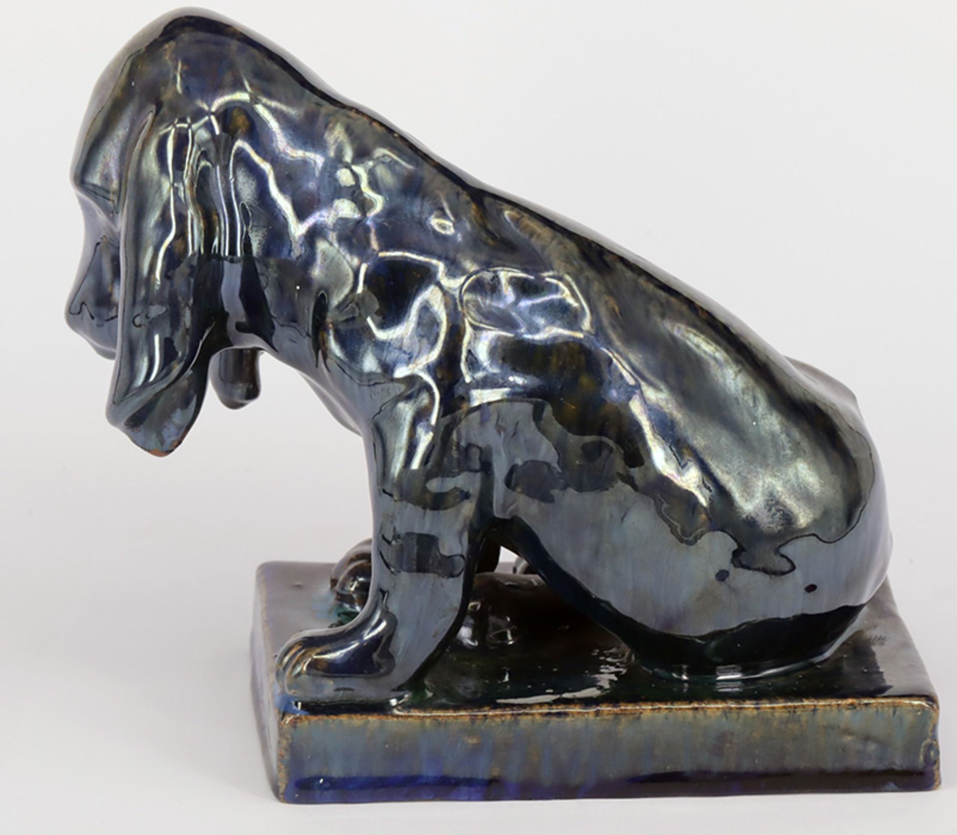 Frankreich, Sitzender Hund bzw. Cockerspaniel, blaugrün lasierte Keramik, feiner Lüster, unterseitig - Image 2 of 4