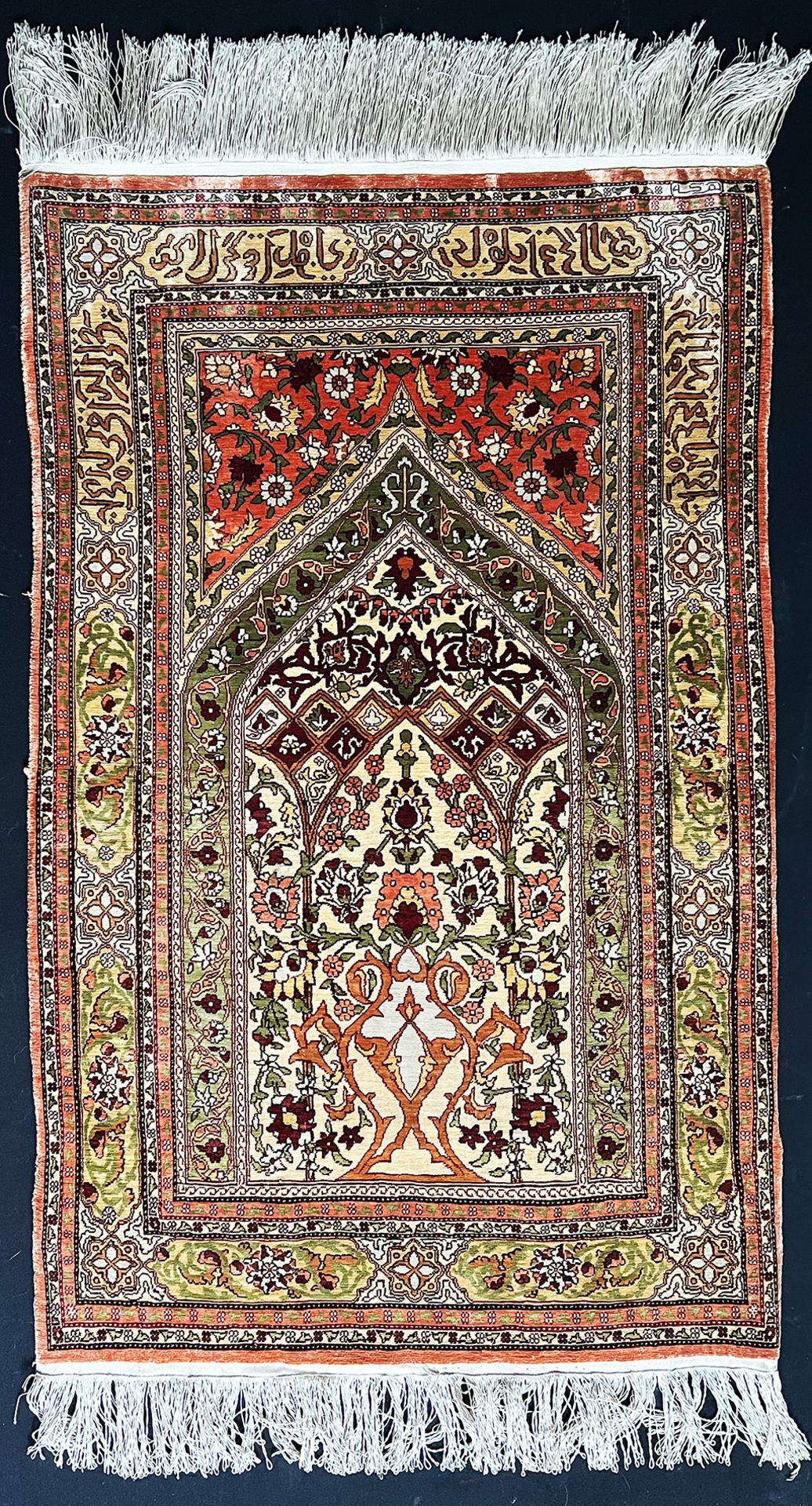 Teppich bzw. Wandteppich, Orient, Seide, mit arabischen Schriftzügen beschriftet, kaum Altersspuren,