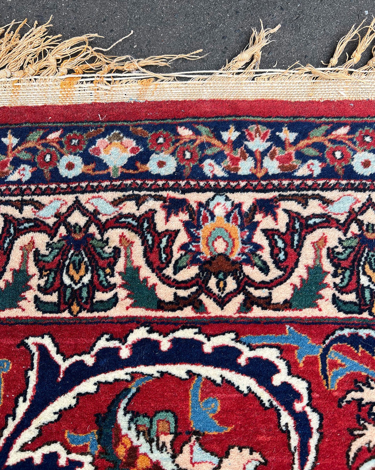 Orientteppich, Isfahan, Altersspuren, Fransen teils beschädigt, 308 x 422 cm - Image 7 of 19