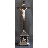 Konvolut Kruzifixus, INRI: 1 x Standkreuz mit Corpus (Silber geprüft), 19. Jh., Holz mit