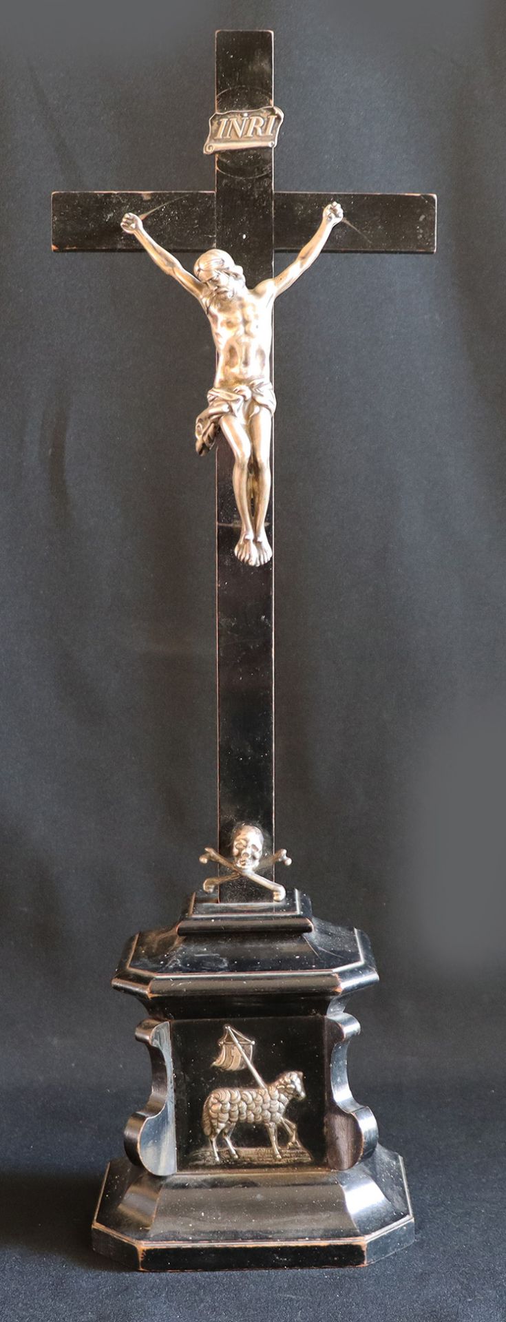 Konvolut Kruzifixus, INRI: 1 x Standkreuz mit Corpus (Silber geprüft), 19. Jh., Holz mit