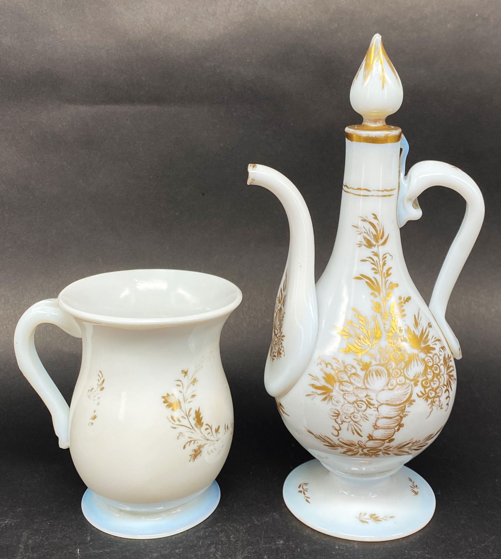 Konvolut Opalglas, Milchglas, 5 Teile: zierliche Karaffe mit Deckel und feinen Goldverzierungen, - Bild 5 aus 9