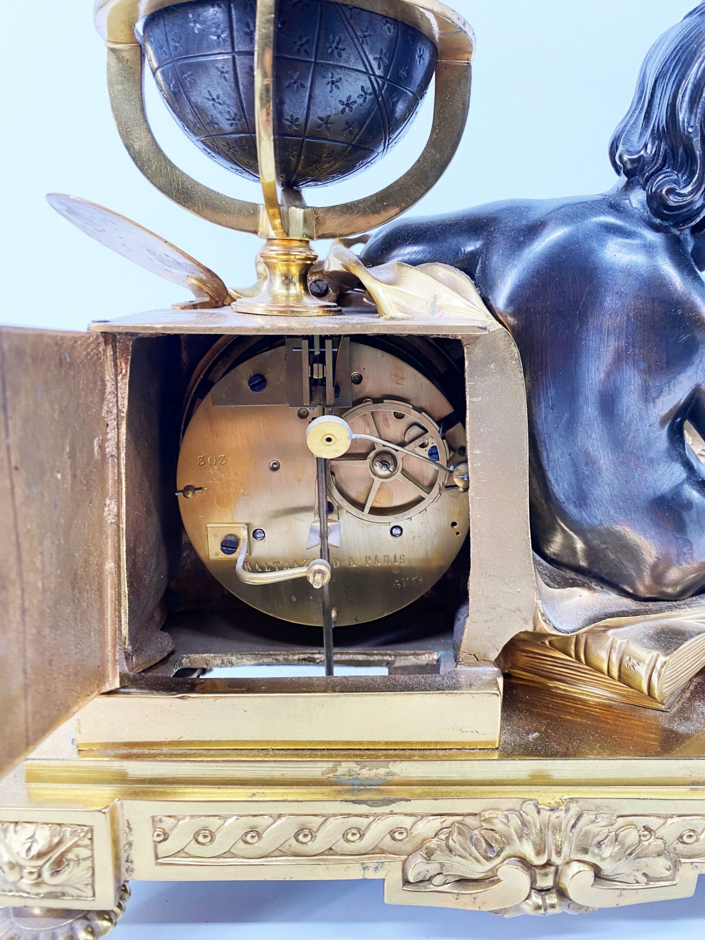 Kaminuhr, Frankreich, 19. Jh., Balthazard a Paris, feuervergoldete Bronze, lesender Putto und - Bild 2 aus 5