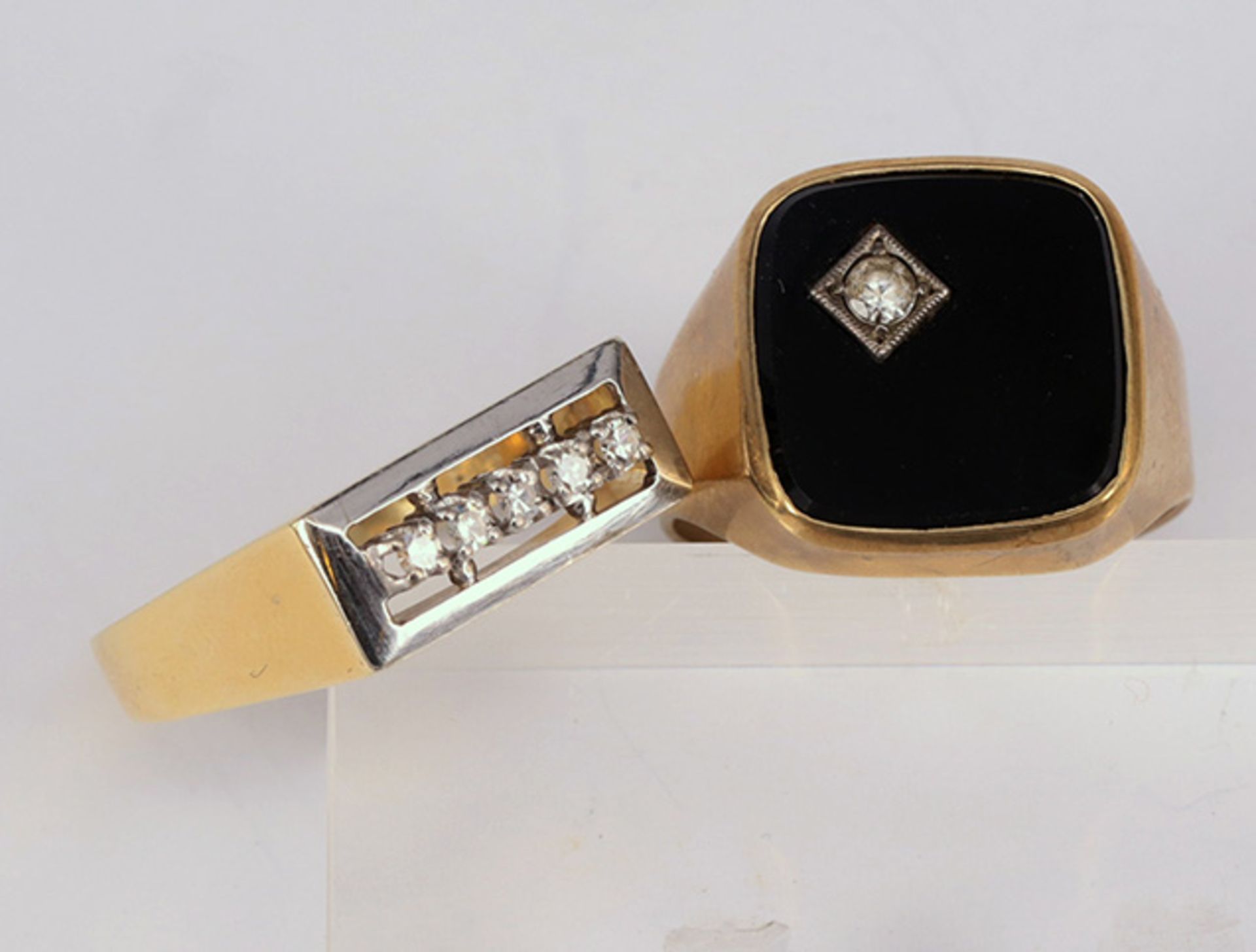 Ring mit Onyx, 333er GG, RG62, 5,5 g sowie Ring mit Reihe von 5 Diamanten, 585er GG, RG62, 6,4 g