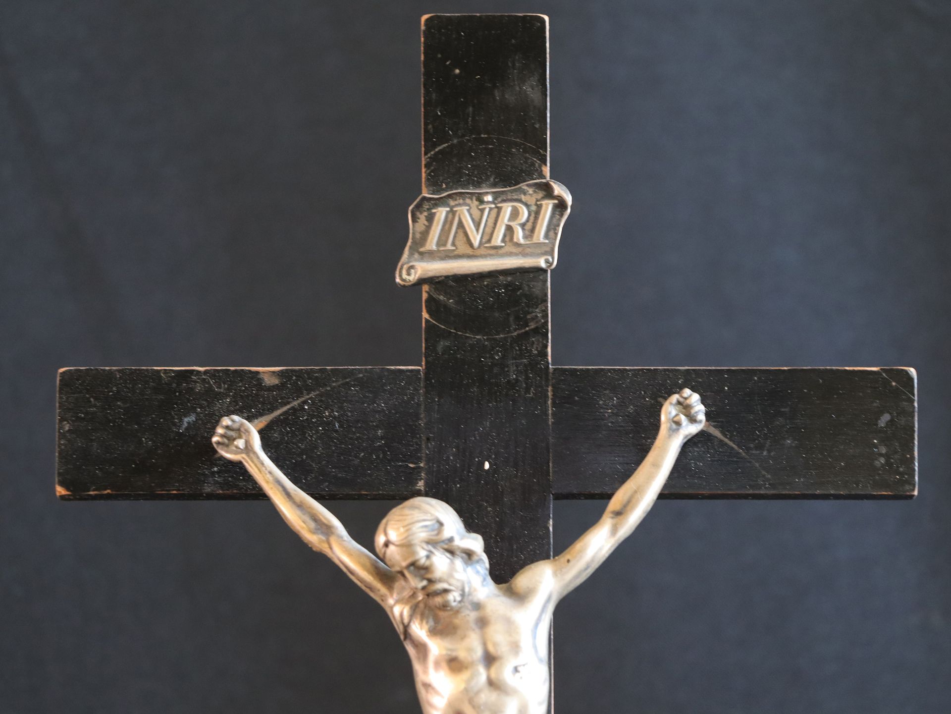 Konvolut Kruzifixus, INRI: 1 x Standkreuz mit Corpus (Silber geprüft), 19. Jh., Holz mit - Image 4 of 6