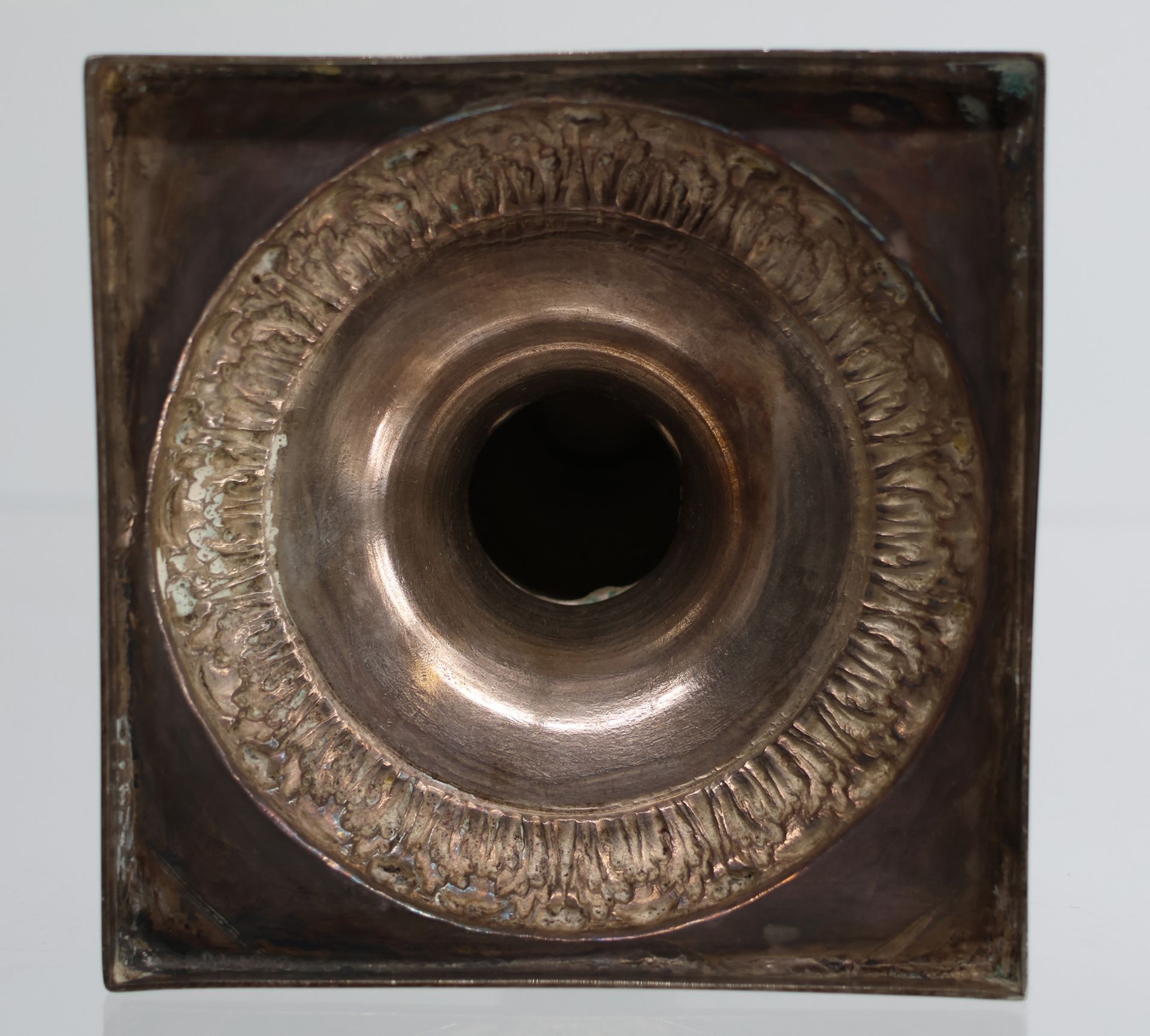 Leuchter, 13-lötiges Silber, auf quadratischem Stand Schaft in Form einer Säule mit korinthischem - Image 4 of 4