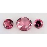 3 rosa Turmaline: D 7,8 mm, 1,81 ct; D 8,8 mm, 2,72 ct; D 13 mm, 6,8 ct. Dazu rötlicher Quarz