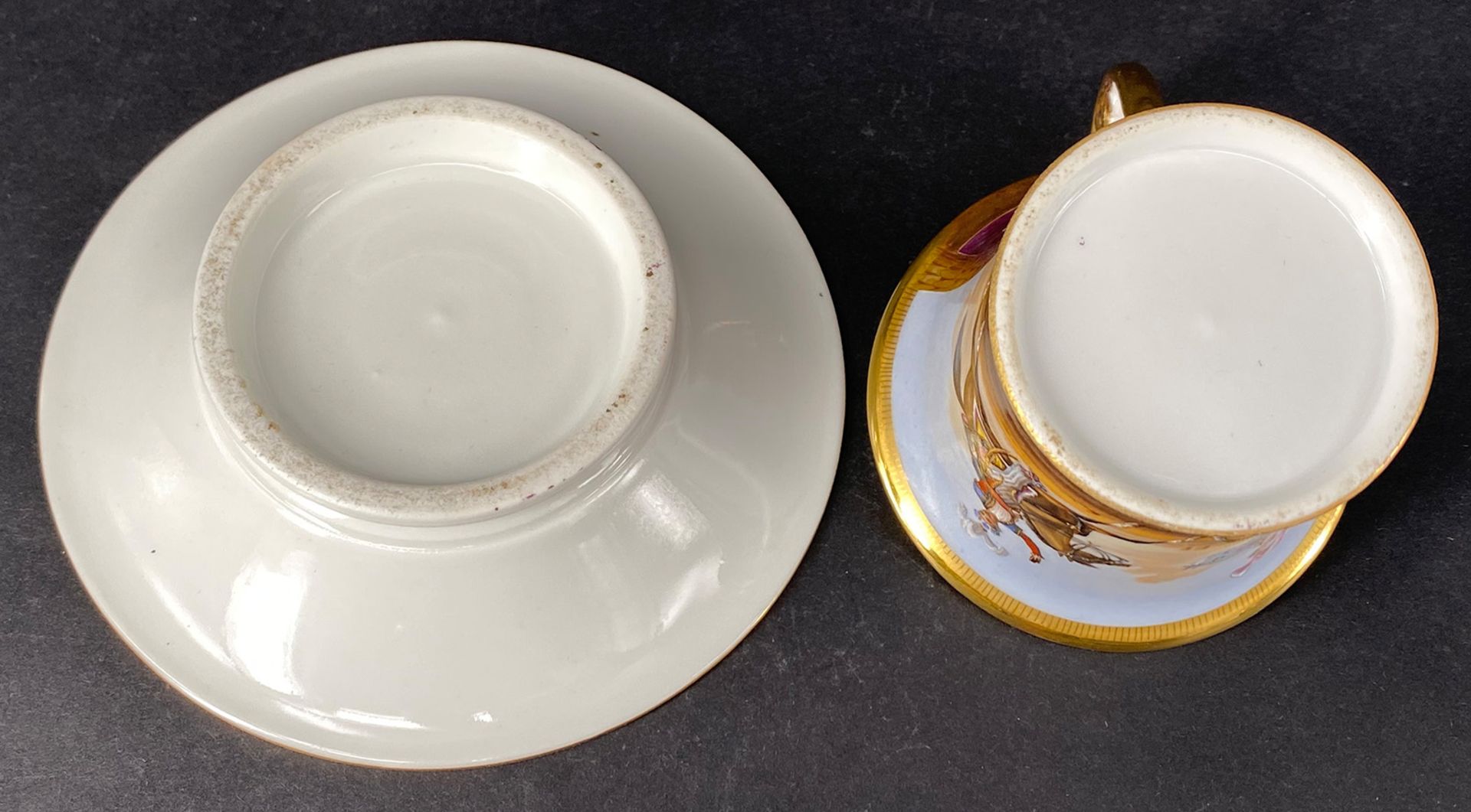 Tasse mit orientalischem Motiv, bez: Zwei Constantinopolitansiche Gesandten, ungemarkt, Haarriss, - Bild 3 aus 6