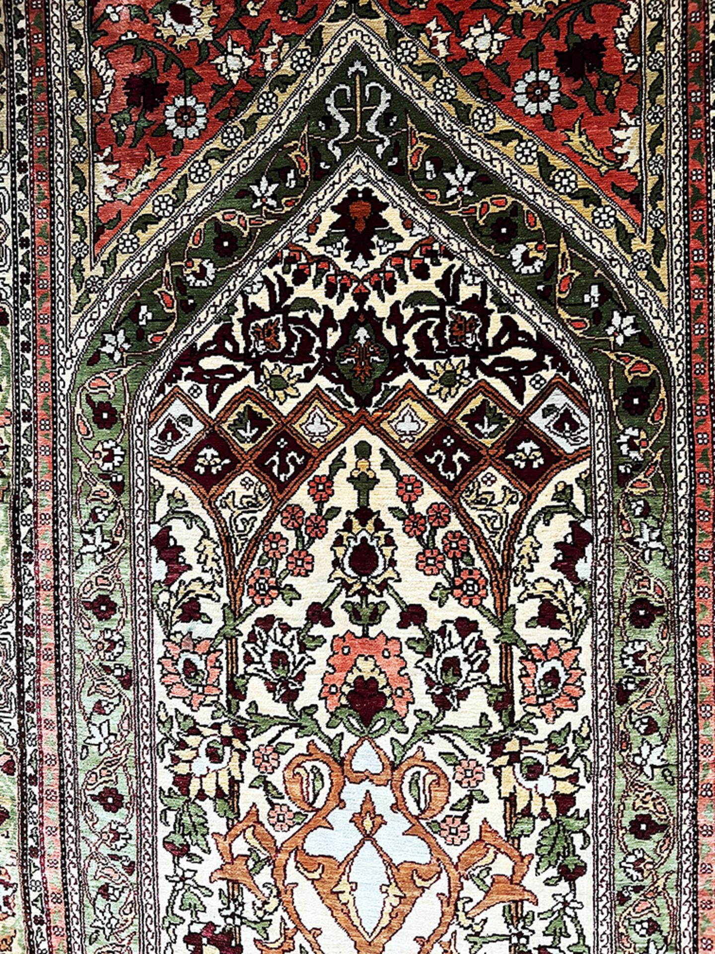 Teppich bzw. Wandteppich, Orient, Seide, mit arabischen Schriftzügen beschriftet, kaum Altersspuren, - Image 4 of 5