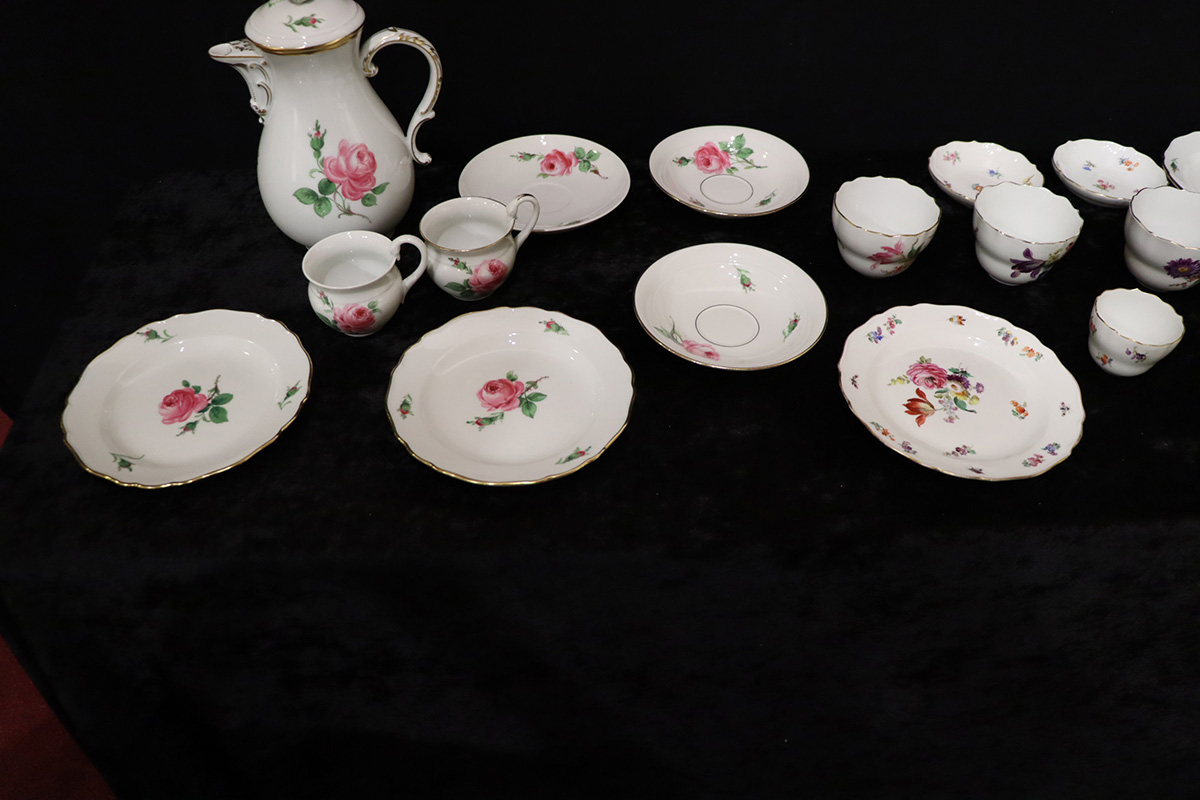 Meissen Konvolut, Prunkteller, Rote Rose und Bunte Blume, Kaffeekanne, Vasen, Tassen, Untertassen, - Image 7 of 8