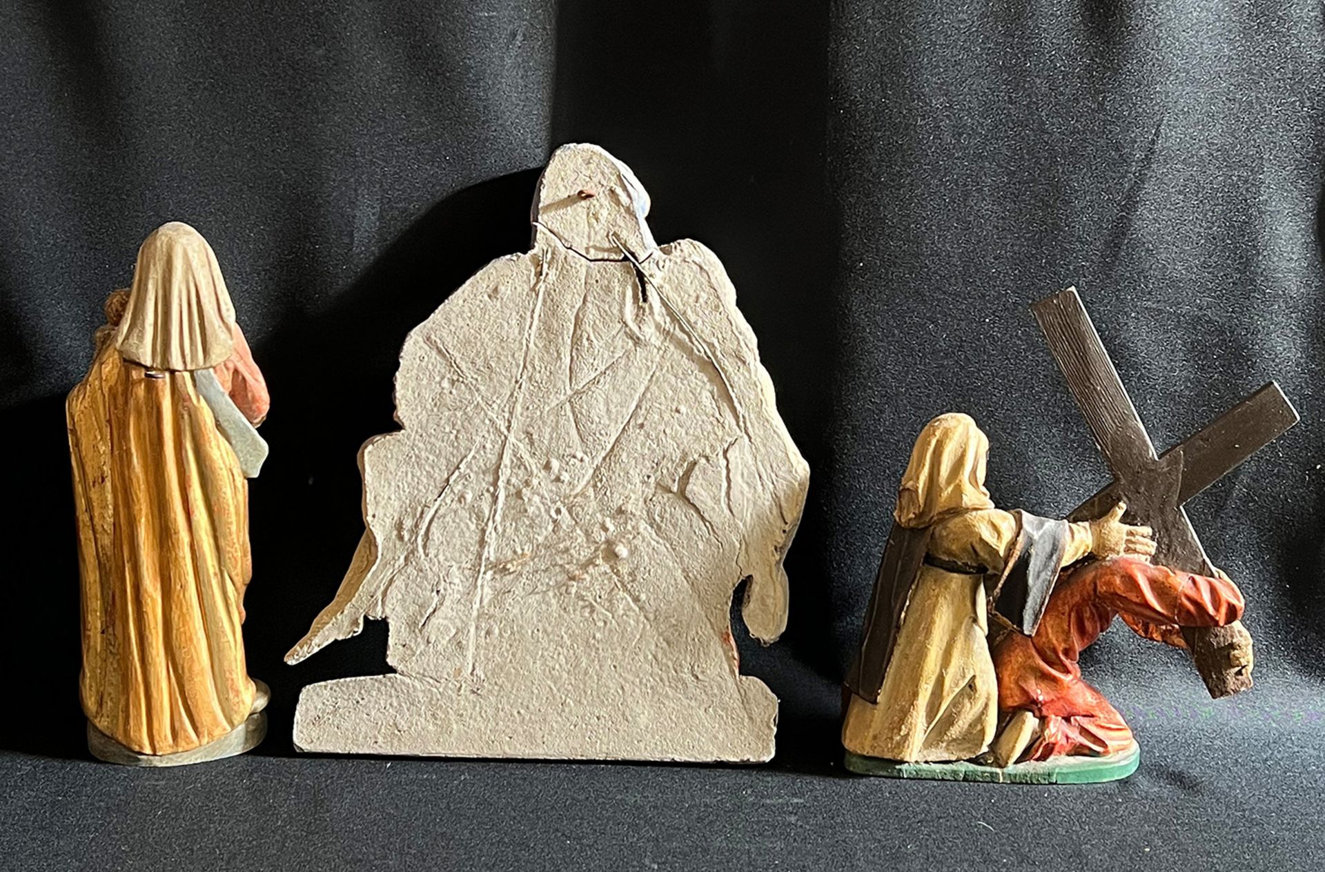 Konvolut aus drei Figuren, Holz, Steinguss, Altersspuren/ collection of three figures, wood, cast - Image 3 of 6
