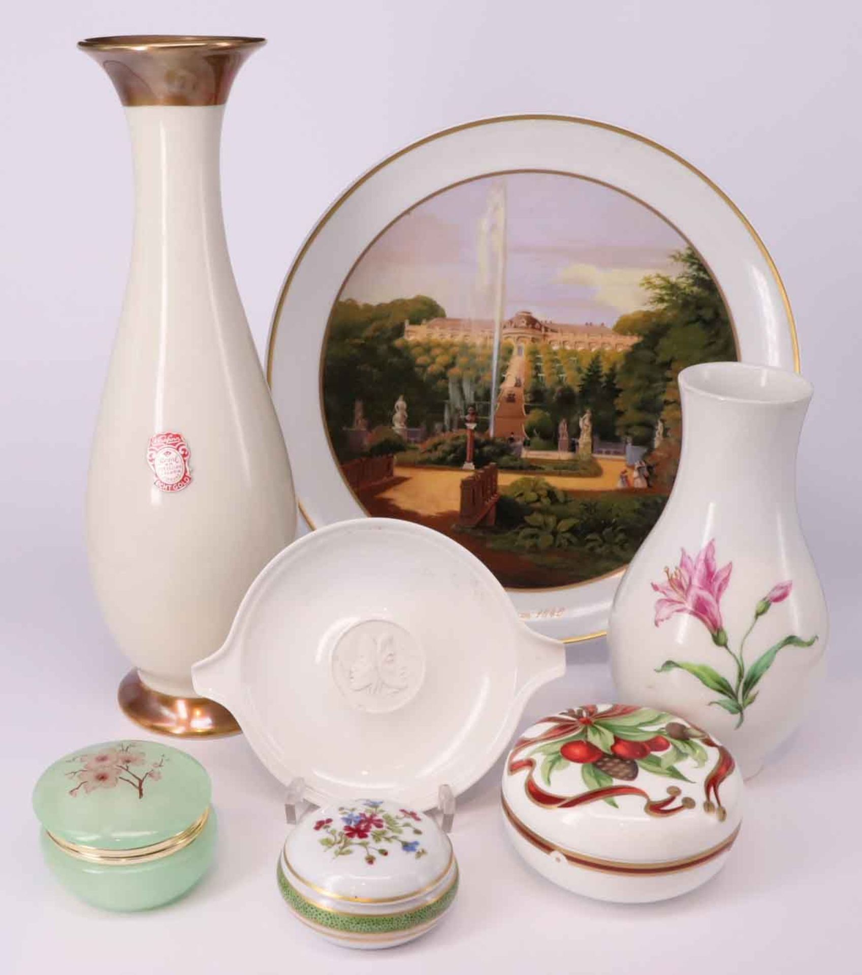 Konvolut Porzellan: bauchige Vase mit Tulpe, KPM, Zeptermarke und Reichsapfel, H 17 cm;