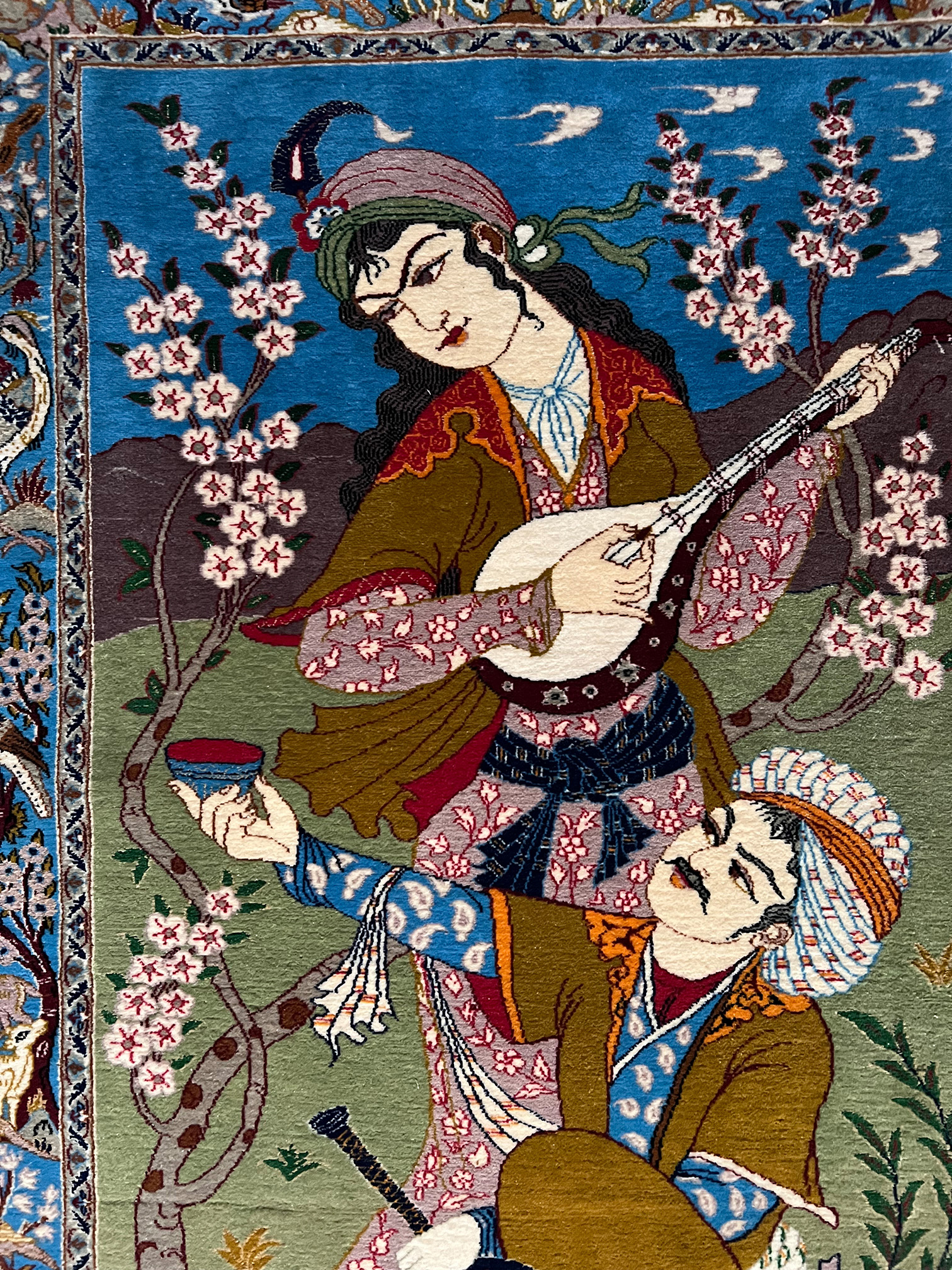 Isfahan, Orientteppich bzw. Wandteppich, mit dem Figurenmotiv einer Mandolinenspielerin und ihrem - Image 2 of 4