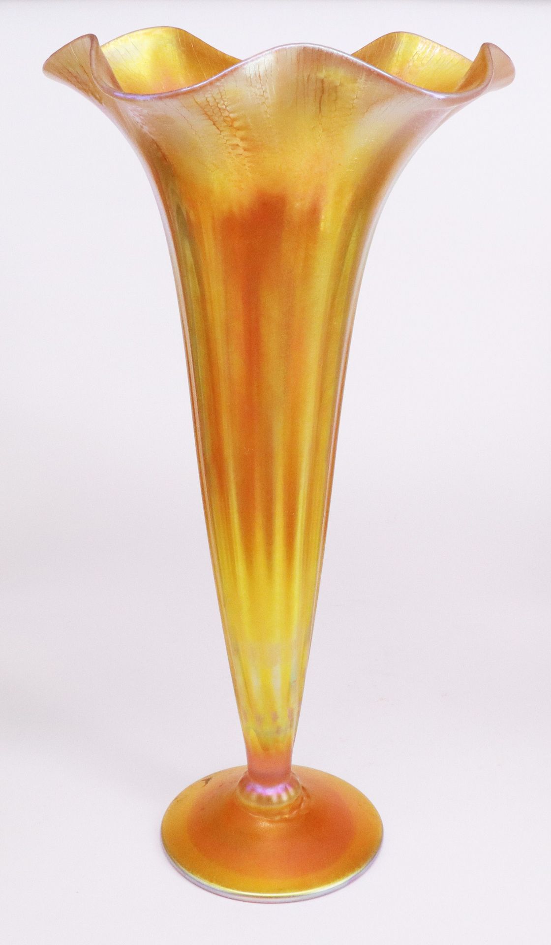 Louis Comfort Tiffany (1848 New York 1933), Glasvase, hohe Trompetenform mit gewelltem Mündungsrand,