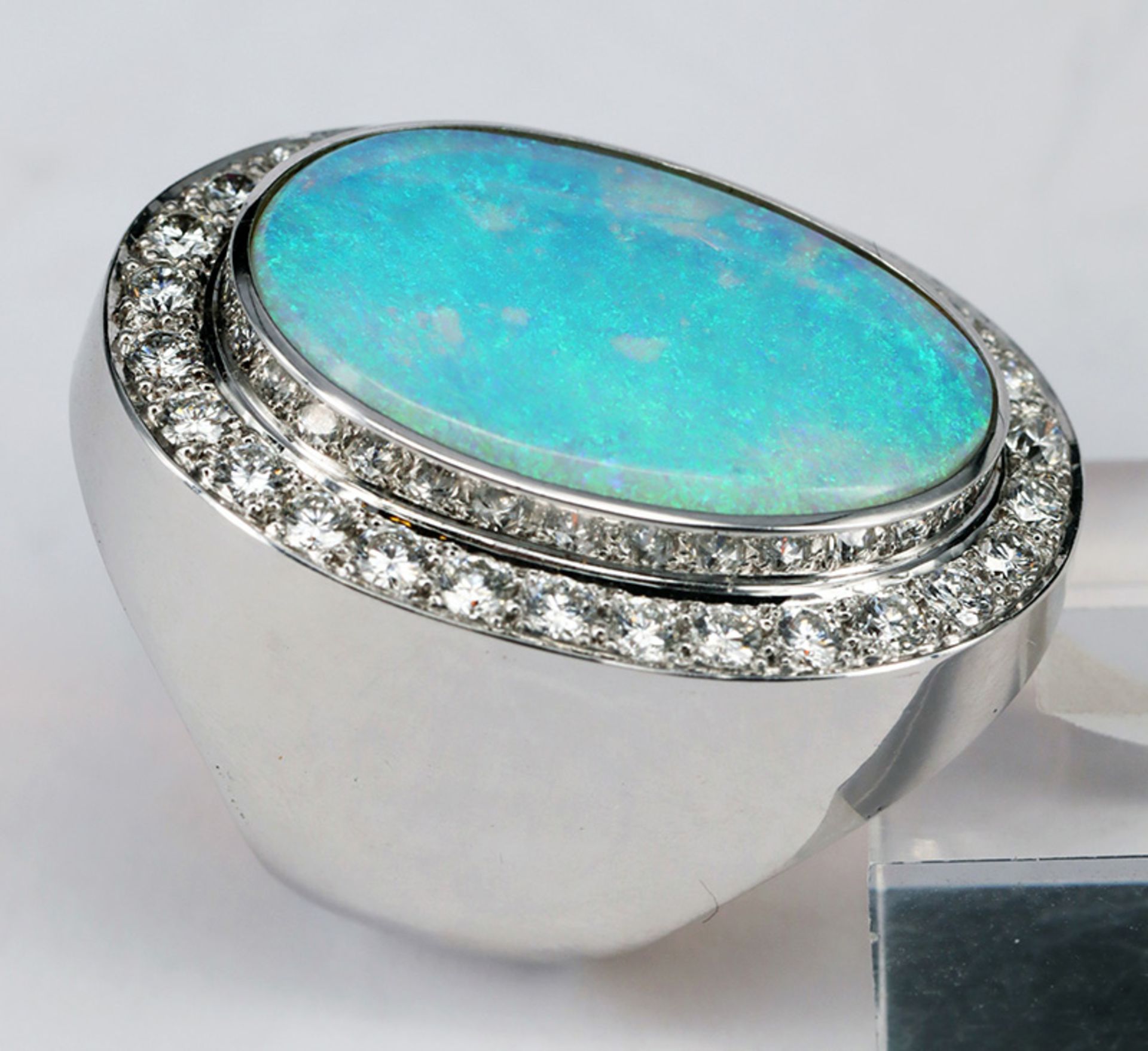 Ring, 750er WG, Handarbeit, mit türkisblauem Opal, 15,5 mm x 24 mm, sowie 28 Brillanten à 0,04 ct, - Image 4 of 6