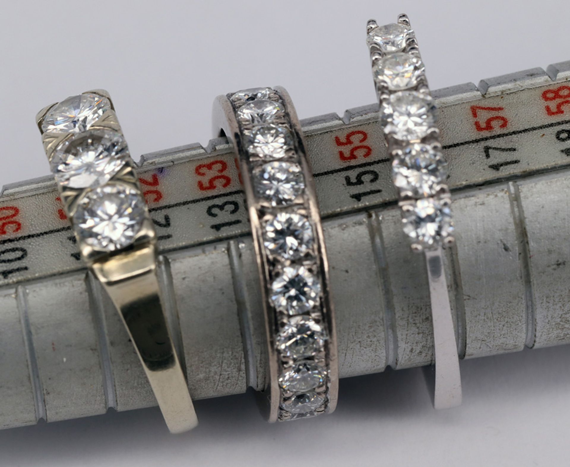 4 Schmuckstücke mit Diamanten. 3 Diamantringe, 750er WG, 15,4 g: Memoryring (Gold geprüft), mit 20 - Image 4 of 7