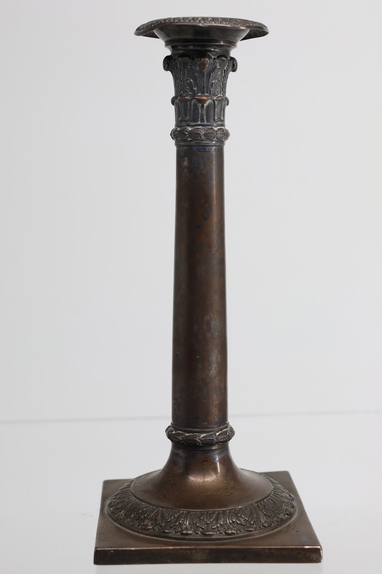 Leuchter, 13-lötiges Silber, auf quadratischem Stand Schaft in Form einer Säule mit korinthischem