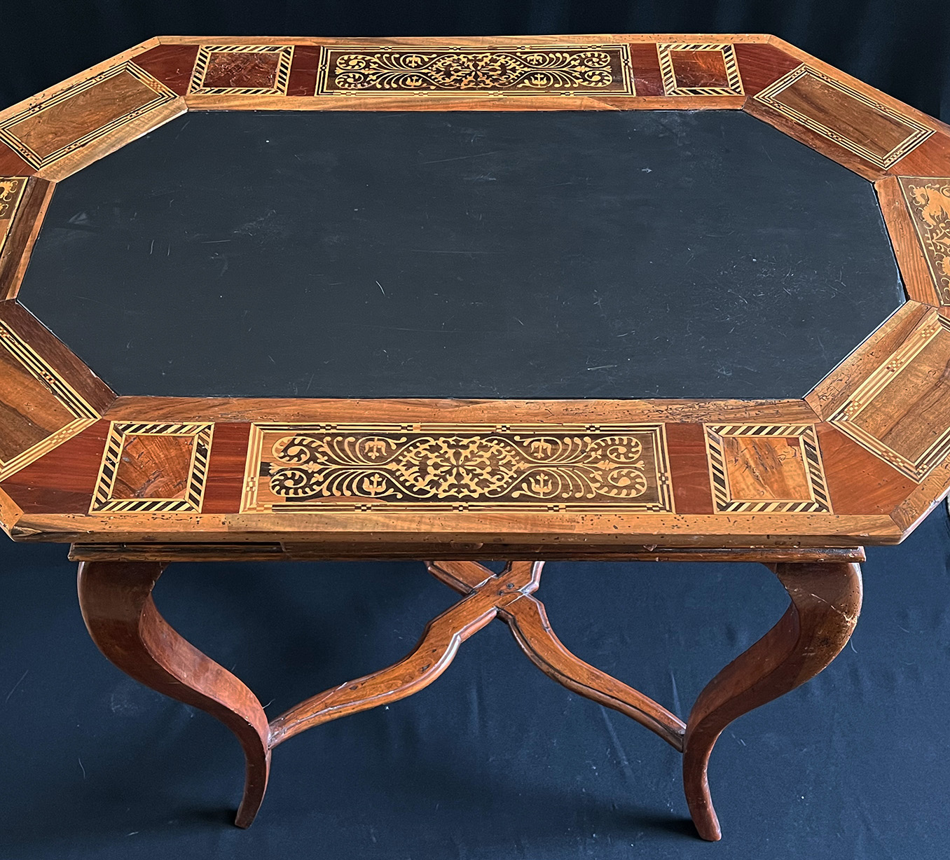 Barocktisch, 18. Jh., achteckige Platte mit feinen Intarsien in unterschiedlichen Holzarten, eine - Image 2 of 6