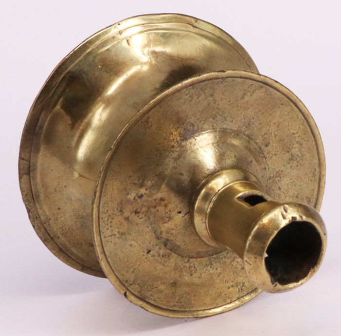 Glockenfußleuchter, gotisch, 16. Jh., Bronze/ Messing, schwerer glockenförmiger Stand mit Kragen, - Image 3 of 4