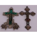 2 Kreuze als Anhänger, beide Altersspuren: Kreuz mit Malachit, figurale Appliken sowie Corpus