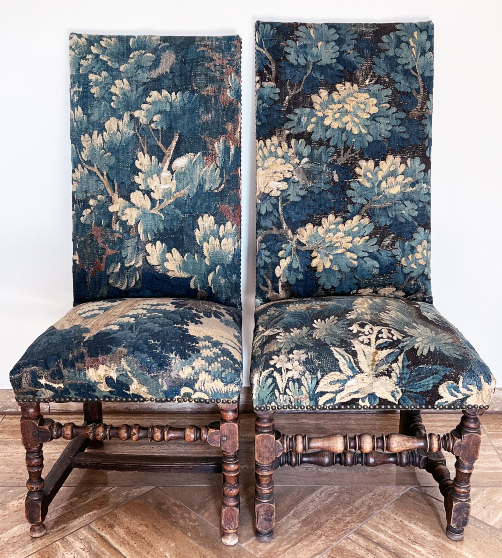 Paar Stühle mit Verdure. Wirkerei wohl Flandern, 18. Jh. mit prächtigen Baum- und Blattbeständen