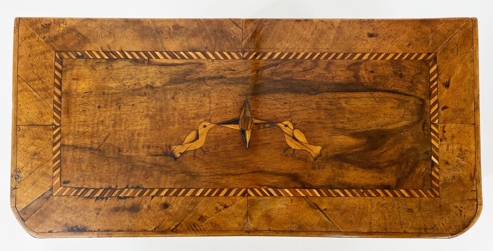 Modellkommode mit vier Schüben, 18. Jh., rechteckiger Holzkorpus mit überkragender Deckelplatte - Image 4 of 4