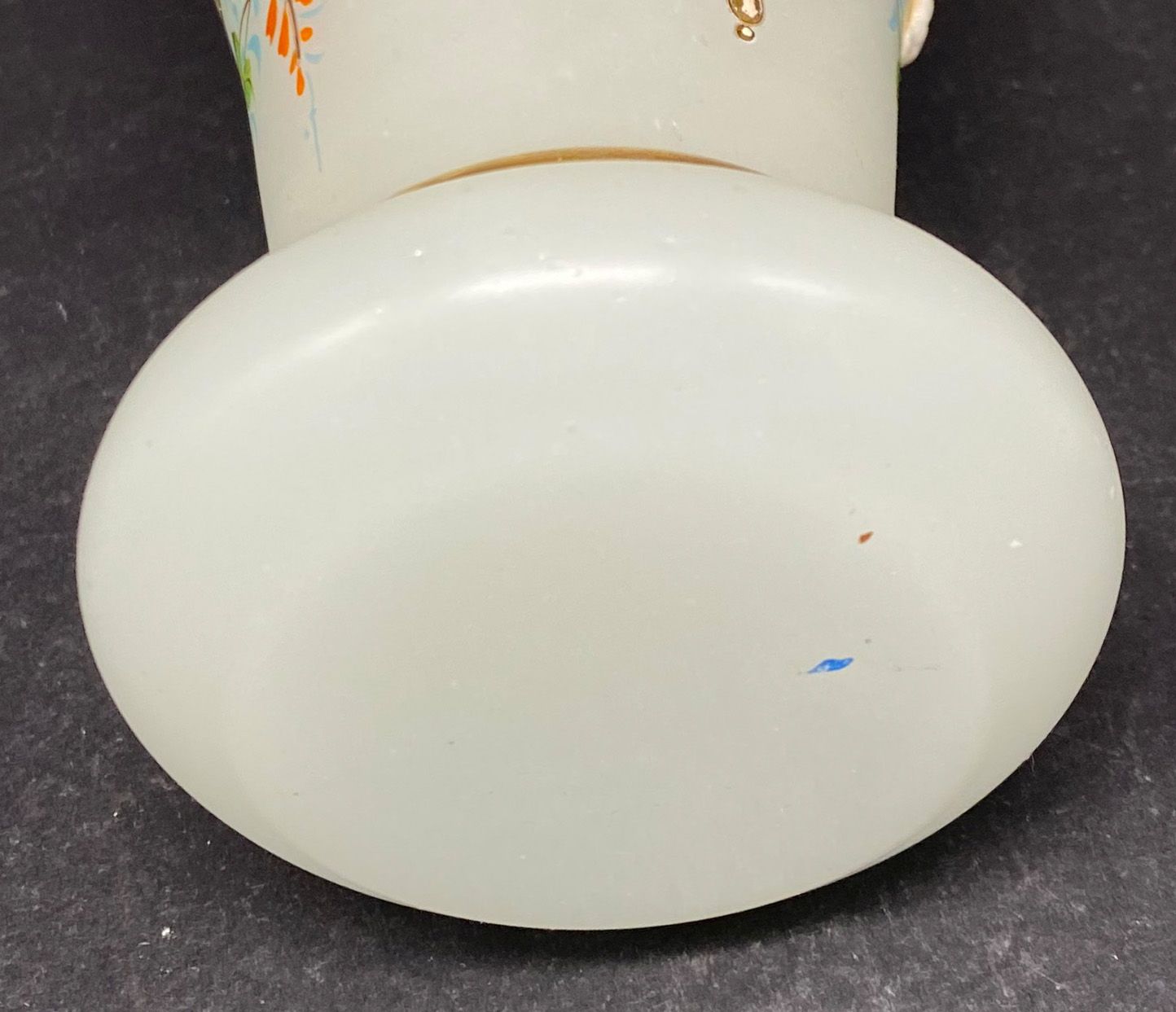 Konvolut Opalglas, Milchglas, 5 Teile: zierliche Karaffe mit Deckel und feinen Goldverzierungen, - Image 2 of 9