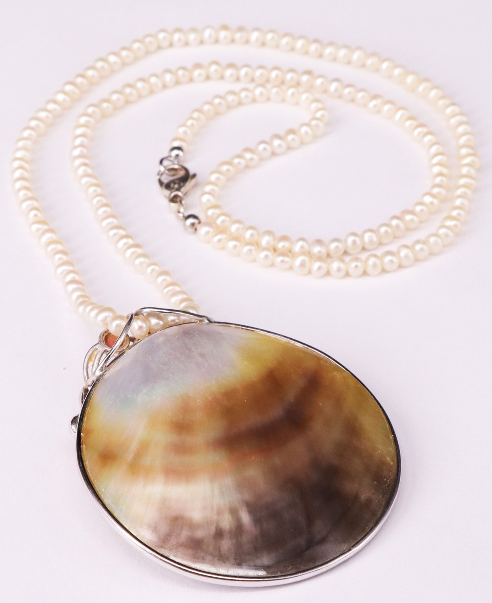 Kette aus Süßwasserperlen und Anhänger aus Muschel / Freshwater pearl necklace and shell pendant. - Bild 2 aus 2