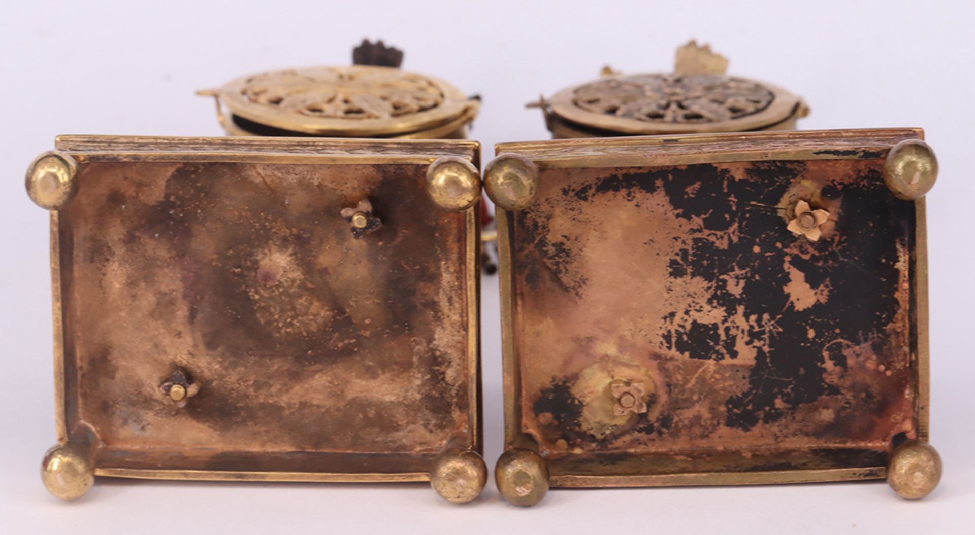 Paar Uhrenhalter, Messingbronze, 2. Hälfte 19. Jh., teils älter, klassizistische Sockel mit - Image 4 of 7