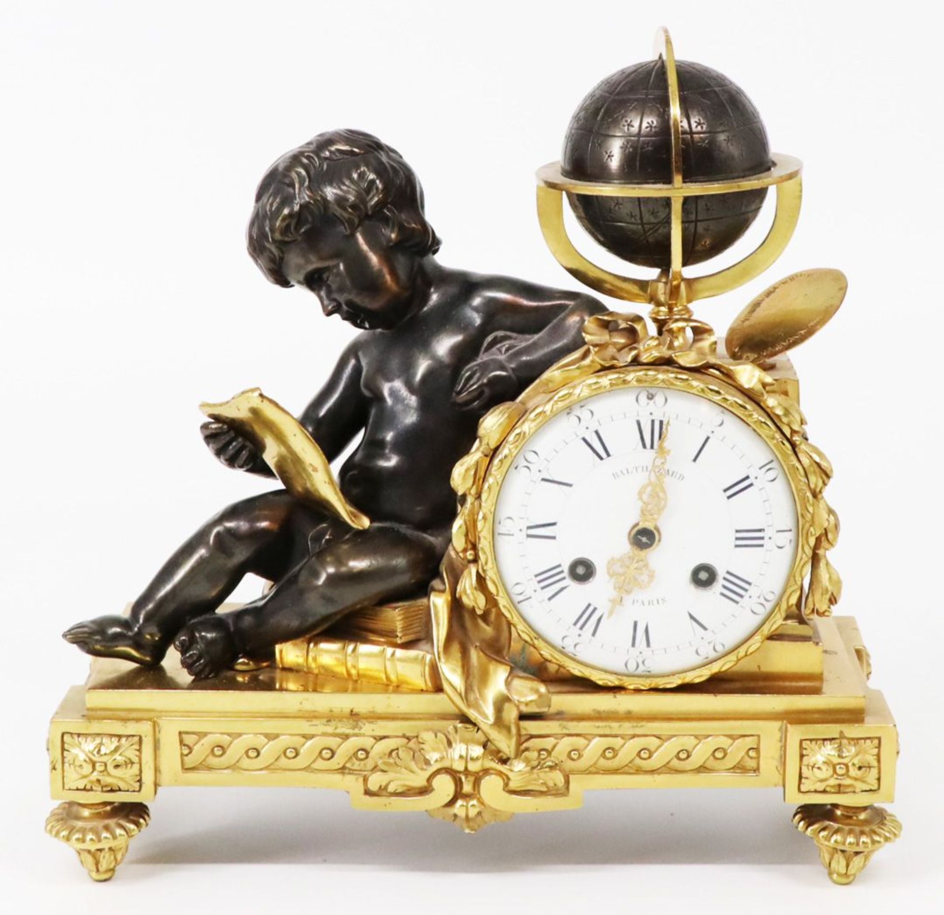 Kaminuhr, Frankreich, 19. Jh., Balthazard a Paris, feuervergoldete Bronze, lesender Putto und