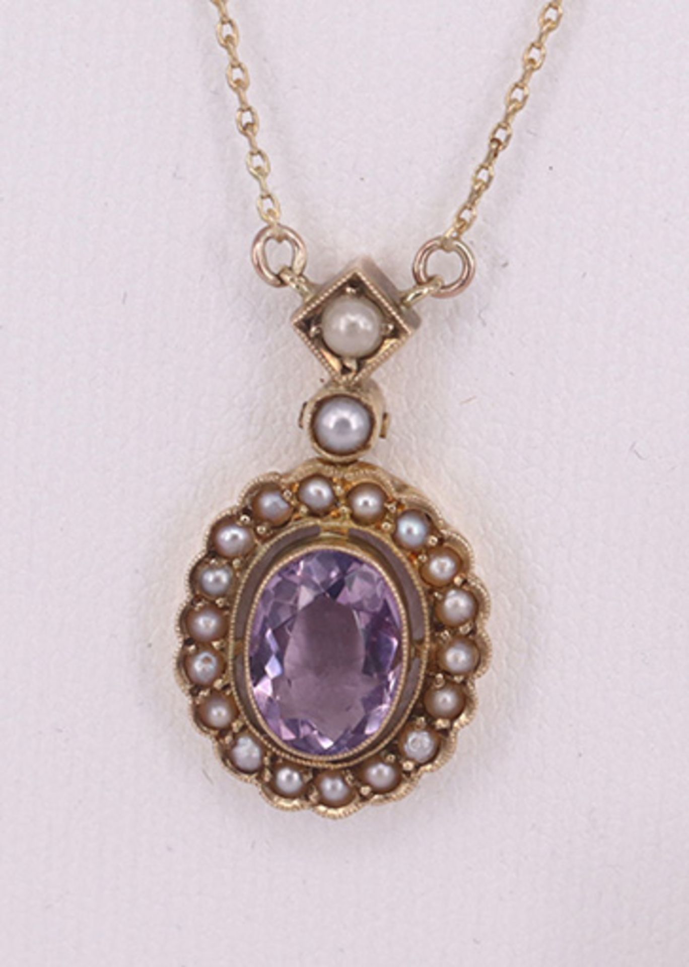 Anhänger, um 1900, 585er GG, mit ovalem Amethyst und Flussperlen, L der Kette 48 cm, L des Anh. 2, - Image 4 of 4