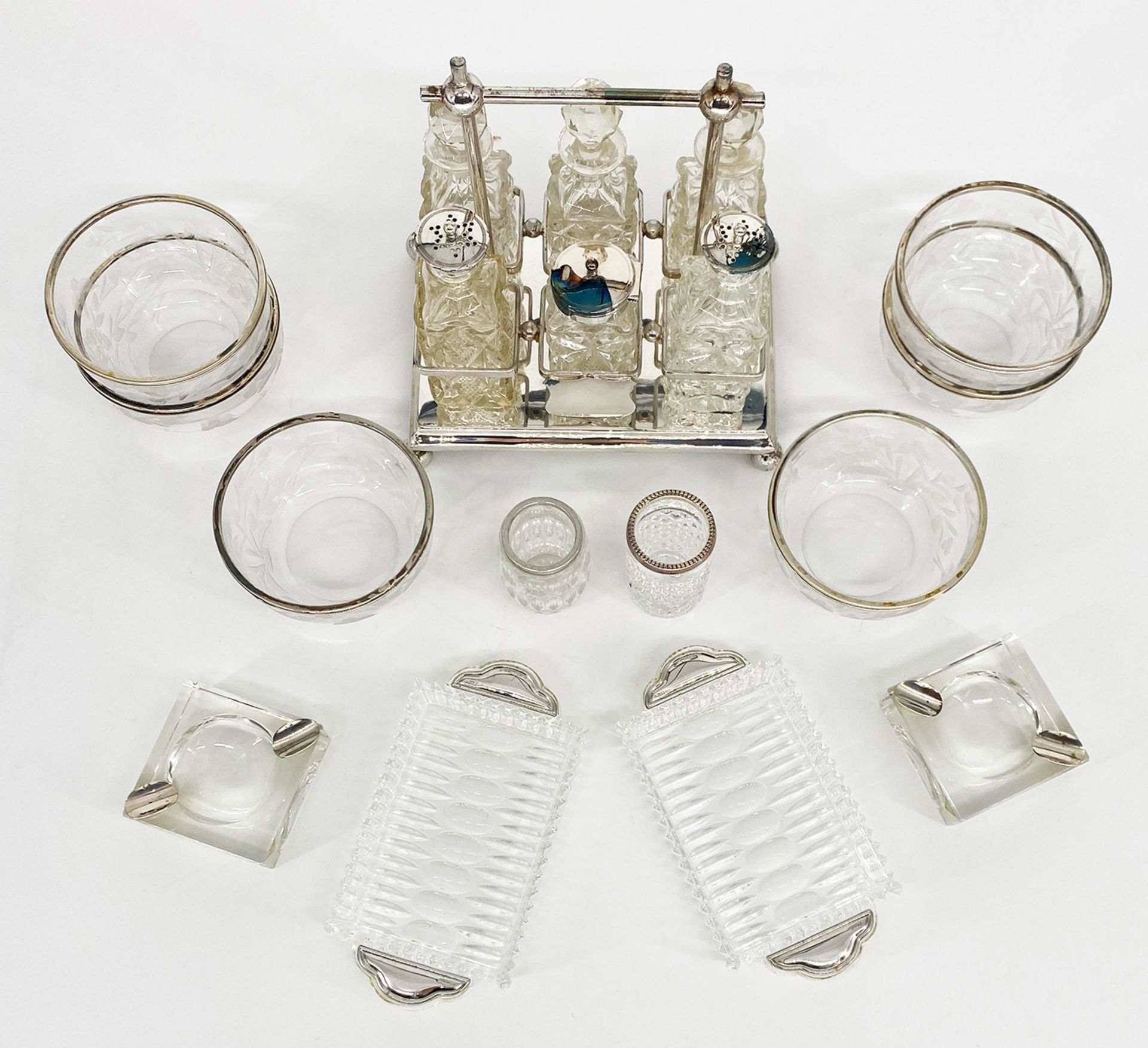 Konvolut Silber- Glasobjekte: Menagère: rechteckiges versilbertes Gestell auf Kugelfüßen mit - Bild 2 aus 5