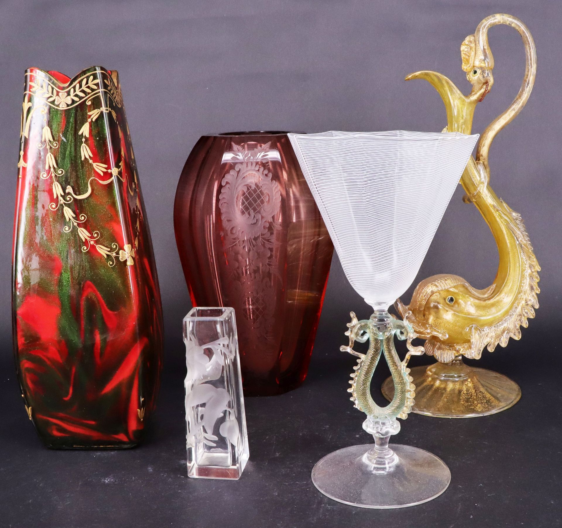 Glas-Konvolut aus Vasen und Murano-Objekten: blassrote, dickwandige Vase mit floralen und