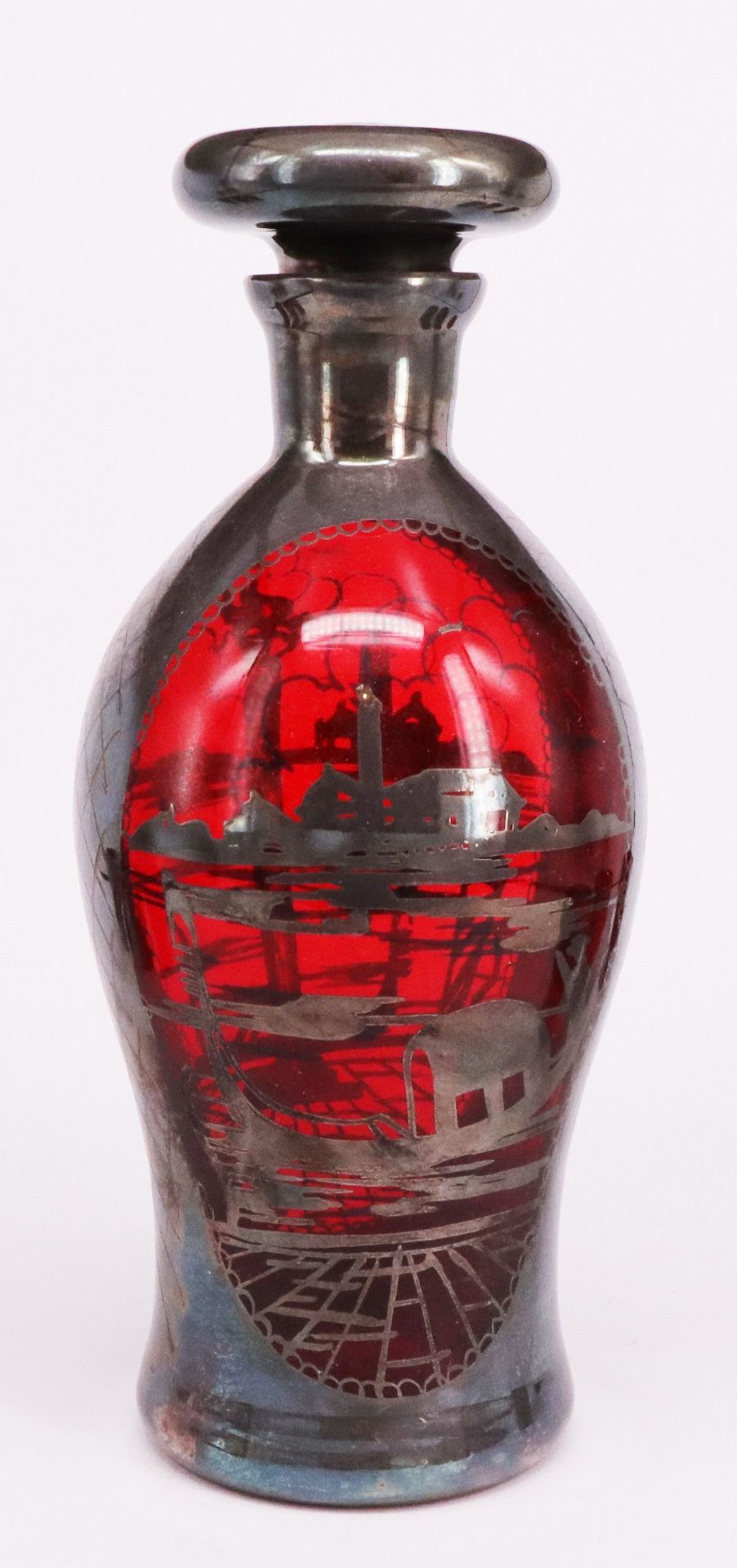 Karaffe mit sechs Schnapsgläschen, 19. Jh., dunkelrotes Glas mit einer feinen silbernen Verzierung - Bild 3 aus 4