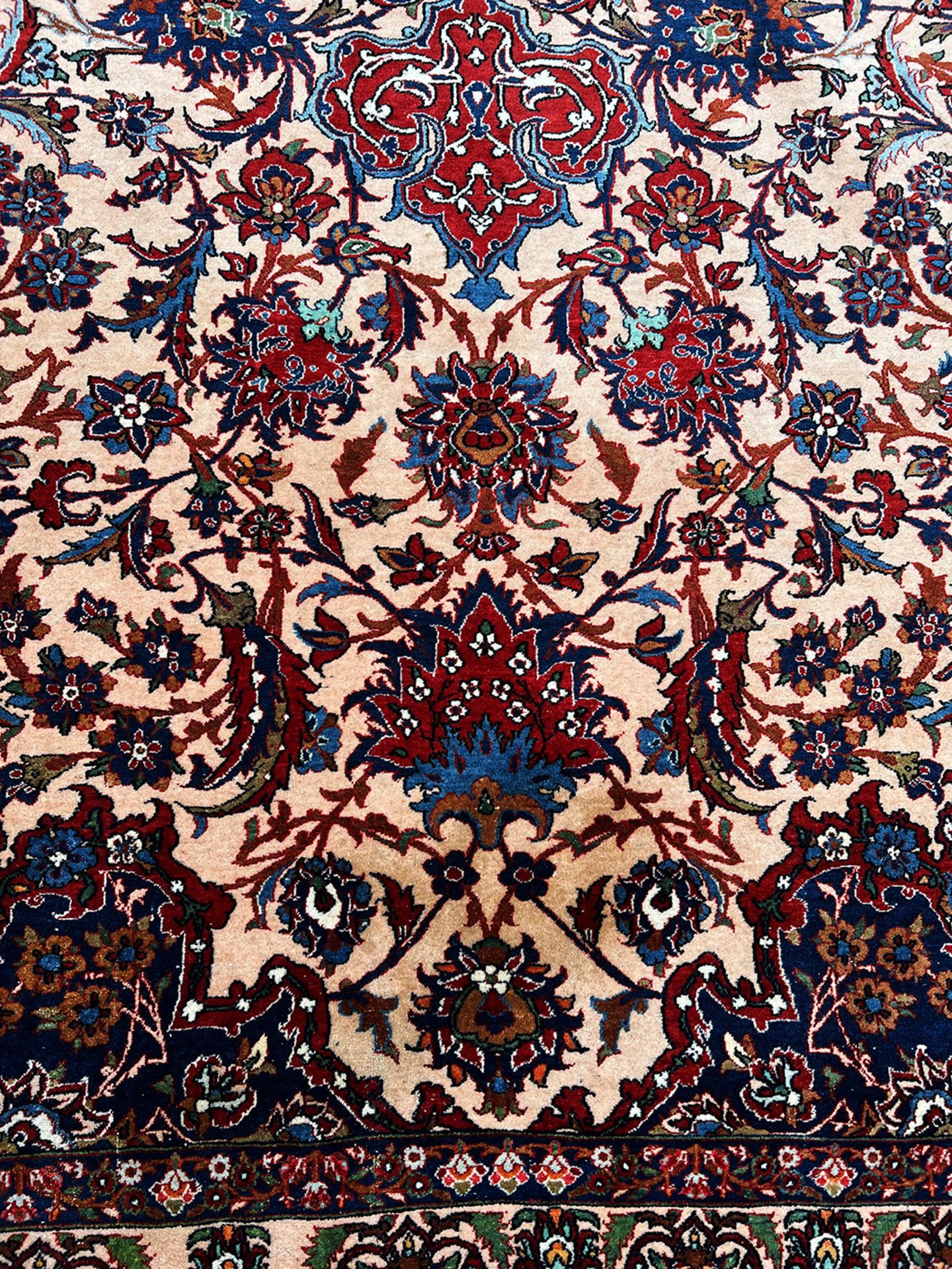 Orientteppich, Isfahan, Altersspuren, Fransen teils beschädigt, 308 x 422 cm - Image 8 of 19