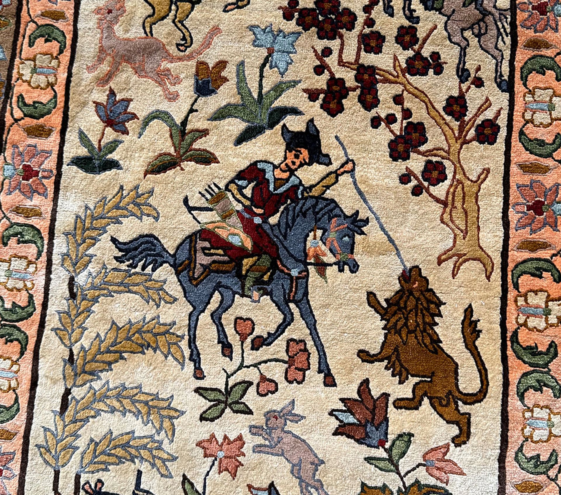 Seidenteppich, China, Darstellungen verschiedener Jagdszenen: Ziege, Löwe, Tiger...,121 x 62 cm. - Image 2 of 5