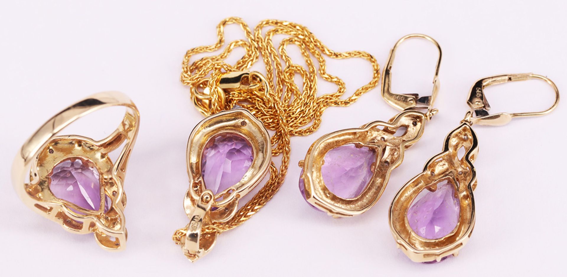 Set mit Amethysten, 585er GG, 17,88 g: Halskette, Paar Ohrhänger und Ring, mit 4 Amethyst Tropfen - Bild 2 aus 2