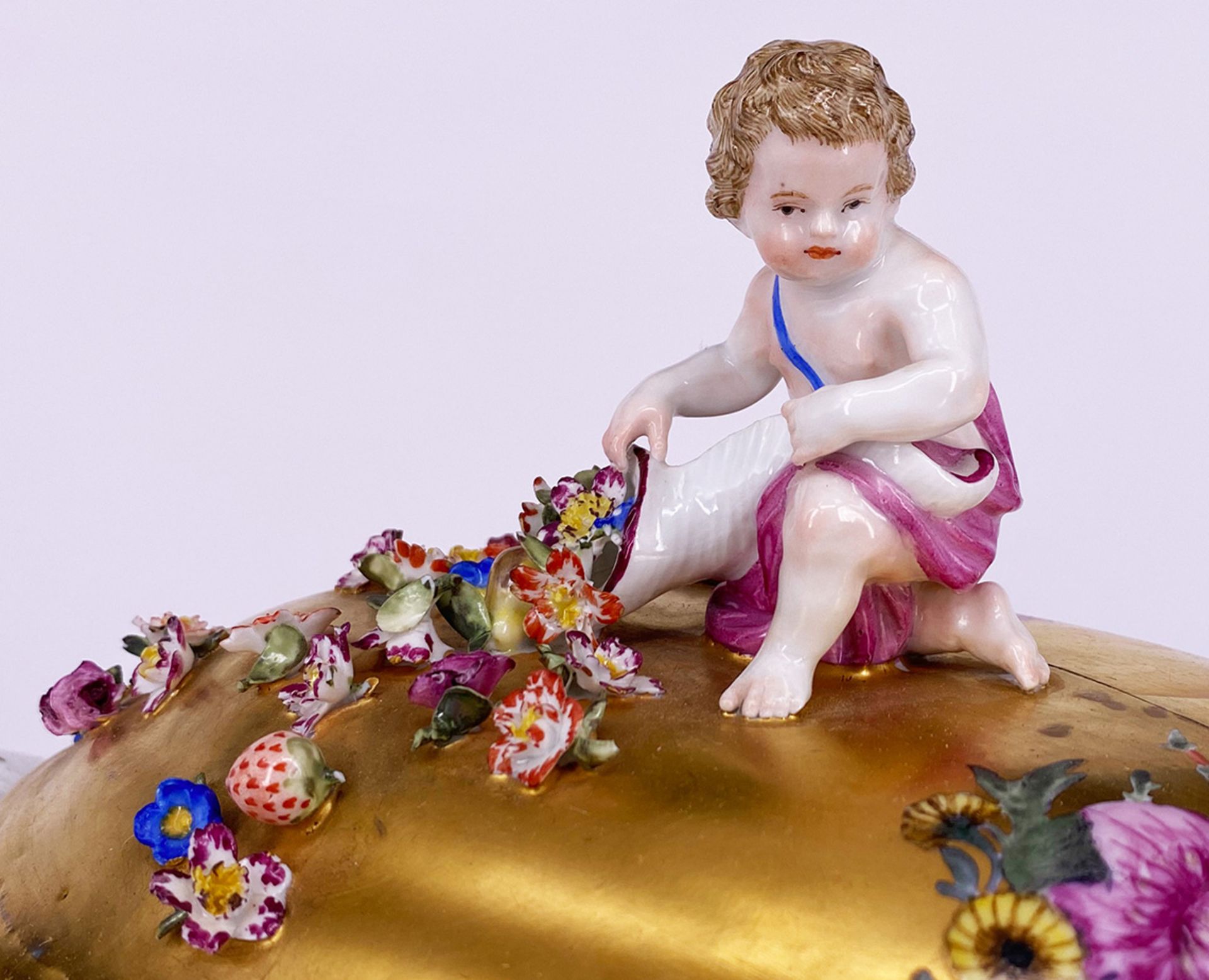 Meissen, Goldfond-Deckelterrine: polychrome Blumenmalerei auf Goldgrund, seitliche Handhaben in - Bild 5 aus 5