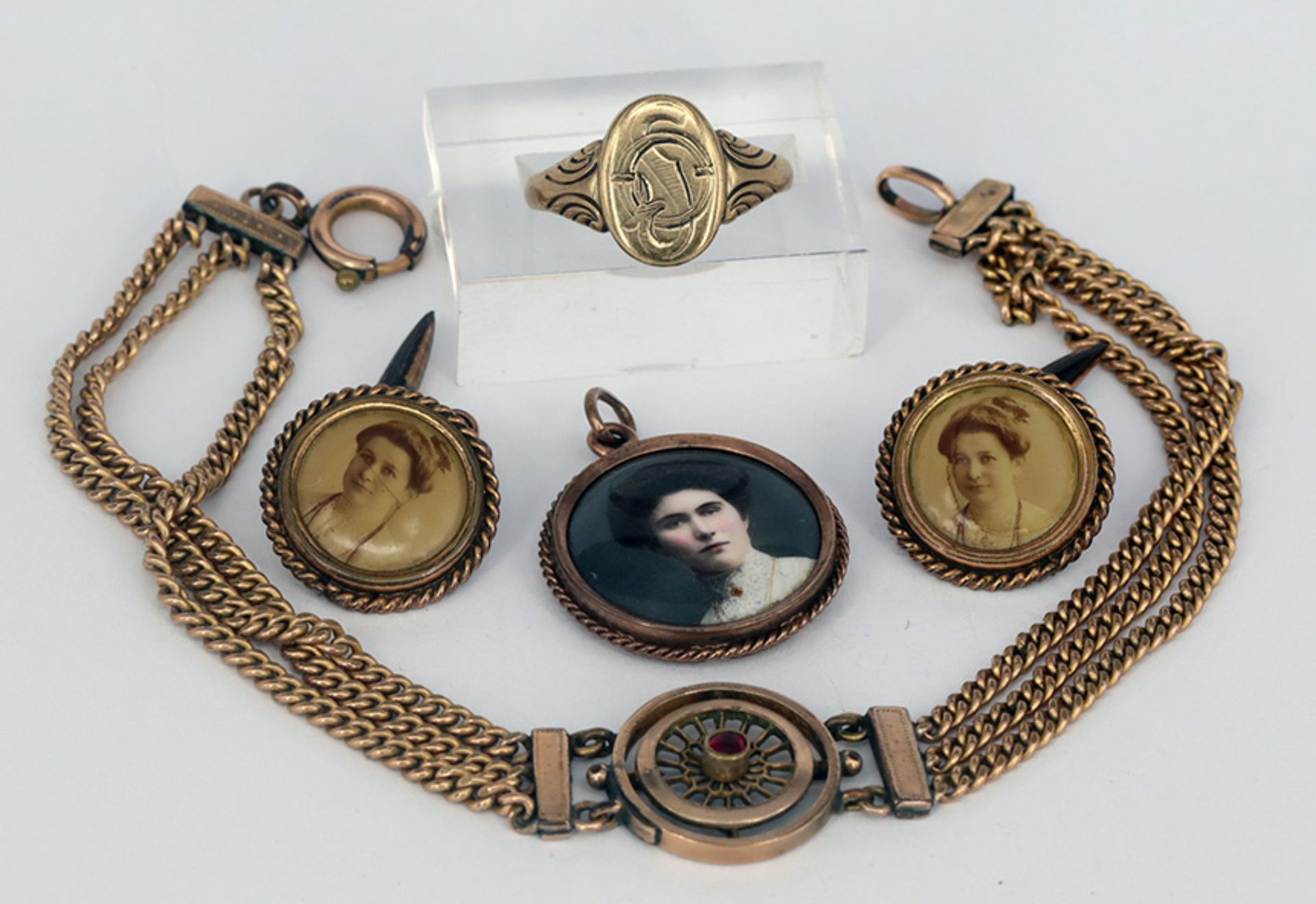 Konvolut Nostalgie: Ring mit Monogramm, 333er GG, 2,22 g, RG56; Anhänger mit Medaillon und Portrait,