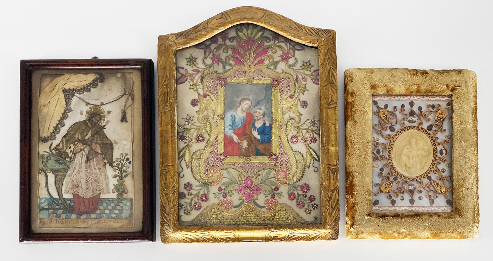 Drei Klosterarbeiten, Heiligenbilder, 18./19. Jh.: Hl. Nepomuk mit Kruzifix in der Hand, vor einem