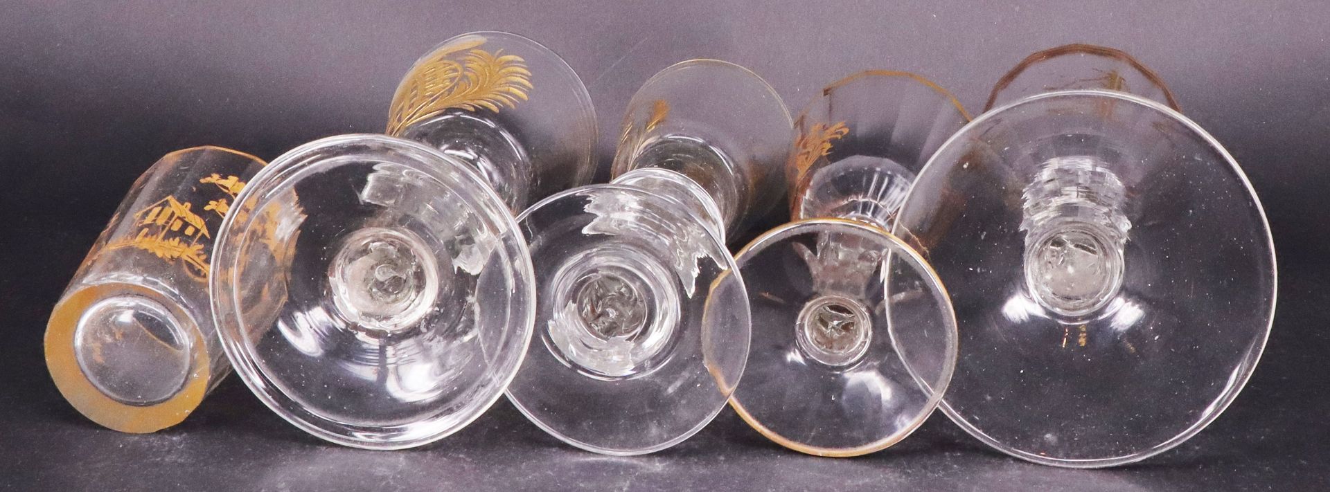 Konvolut aus 10 Gläsern, 18./19. Jh.: Becher mit geätztem Blätter- und Blütendekor, H. 13; Pokalglas - Bild 5 aus 5