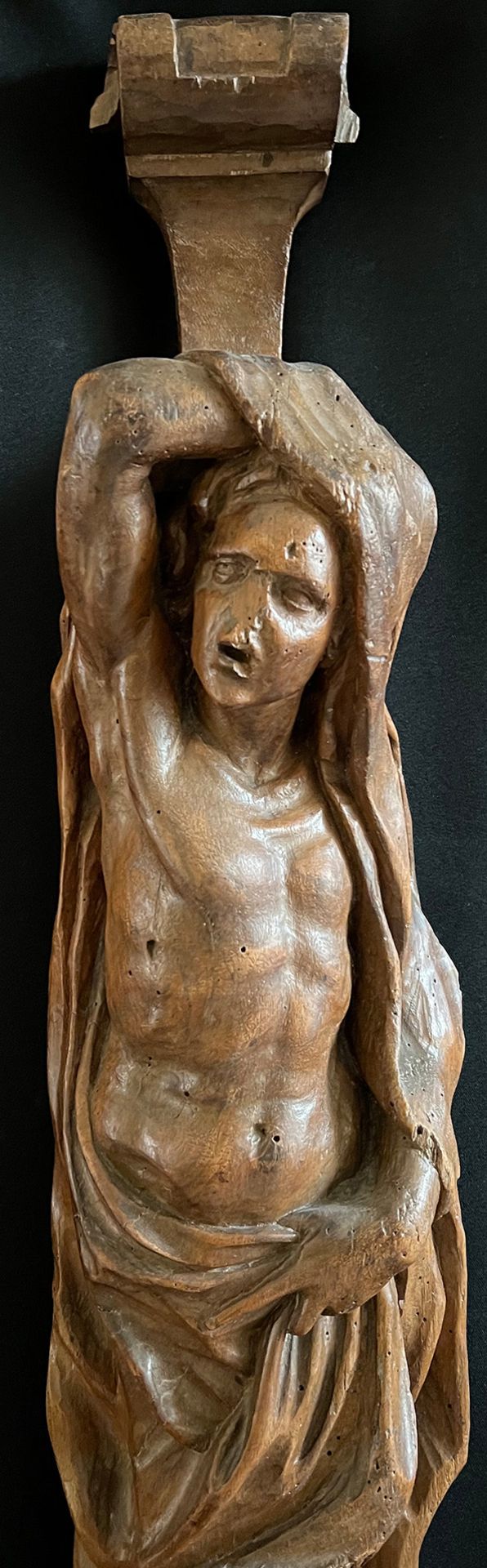 Männliche Pilasterfigur mit langem, um den Kopf und den Unterkörper geschlungenen Tuch, 18. Jh., - Bild 3 aus 4